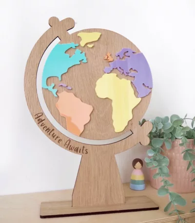 Carte du monde en bois pour chambre bébé