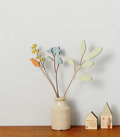 Bouquet de fleurs et plantes en bois