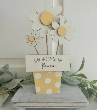 Pot des fleurs en bois avec message personnalisé