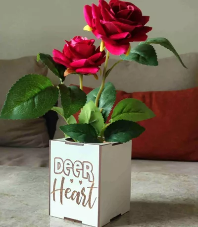 Pot en bois avec des roses artificielles