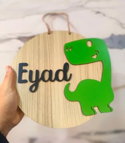 panneau en bois de dinosaure nom personnalisé artisbois maroc