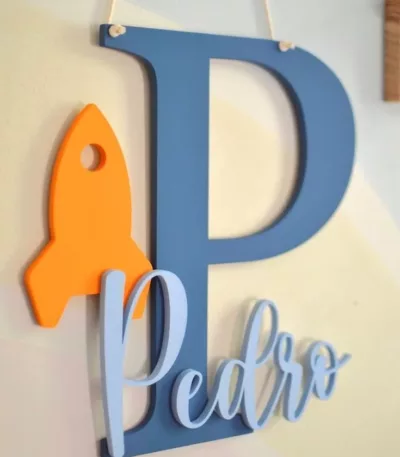 Lettre en bois personnalisée avec fusée – prénom pour chambre enfant